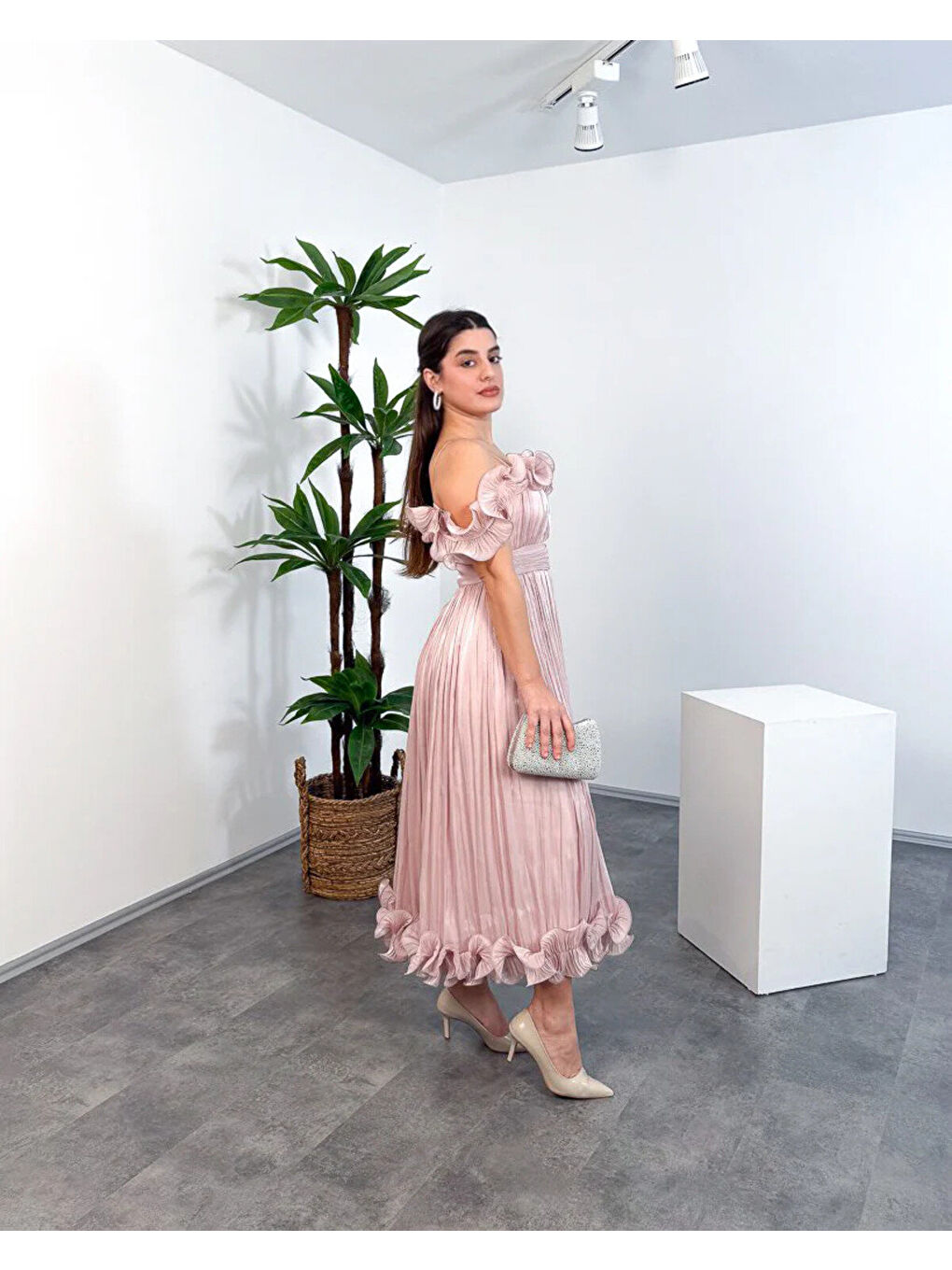 Pembe İp Askılı Midi Elbise – Ön Pencere Detaylı