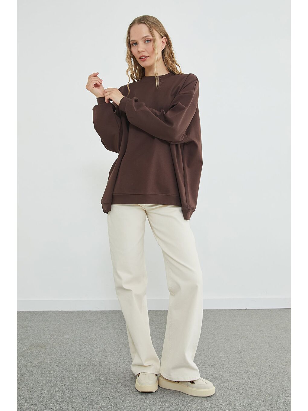 Kahverengi Basic Bisiklet Yaka Oversize Sweatshirt-2