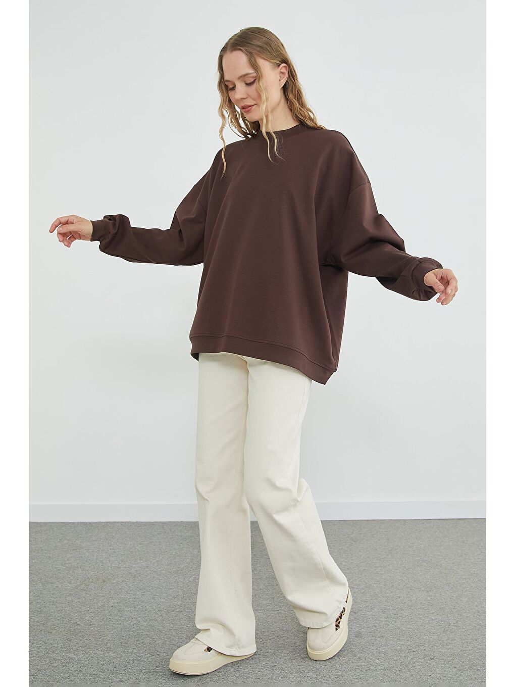 Kahverengi Basic Bisiklet Yaka Oversize Sweatshirt-3