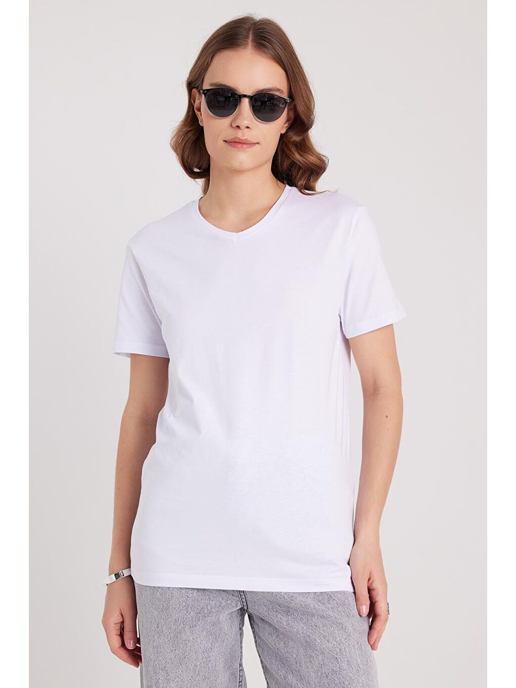 Kadın Slim Fit Dar Kesim %100 Pamuk Yumuşak Dokulu Beyaz V Yaka Tişört