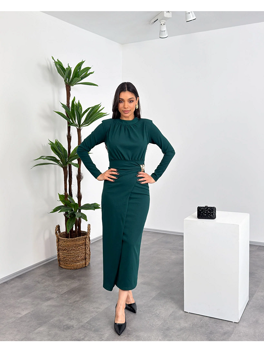 Yeşil Hakim Yaka Drapeli Roba Detaylı Tokalı Broş Aksesuarlı Uzun Kollu Kadın Elbise