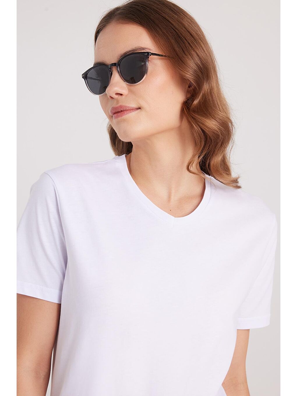 Kadın Slim Fit Dar Kesim %100 Pamuk Yumuşak Dokulu Beyaz V Yaka Tişört-1