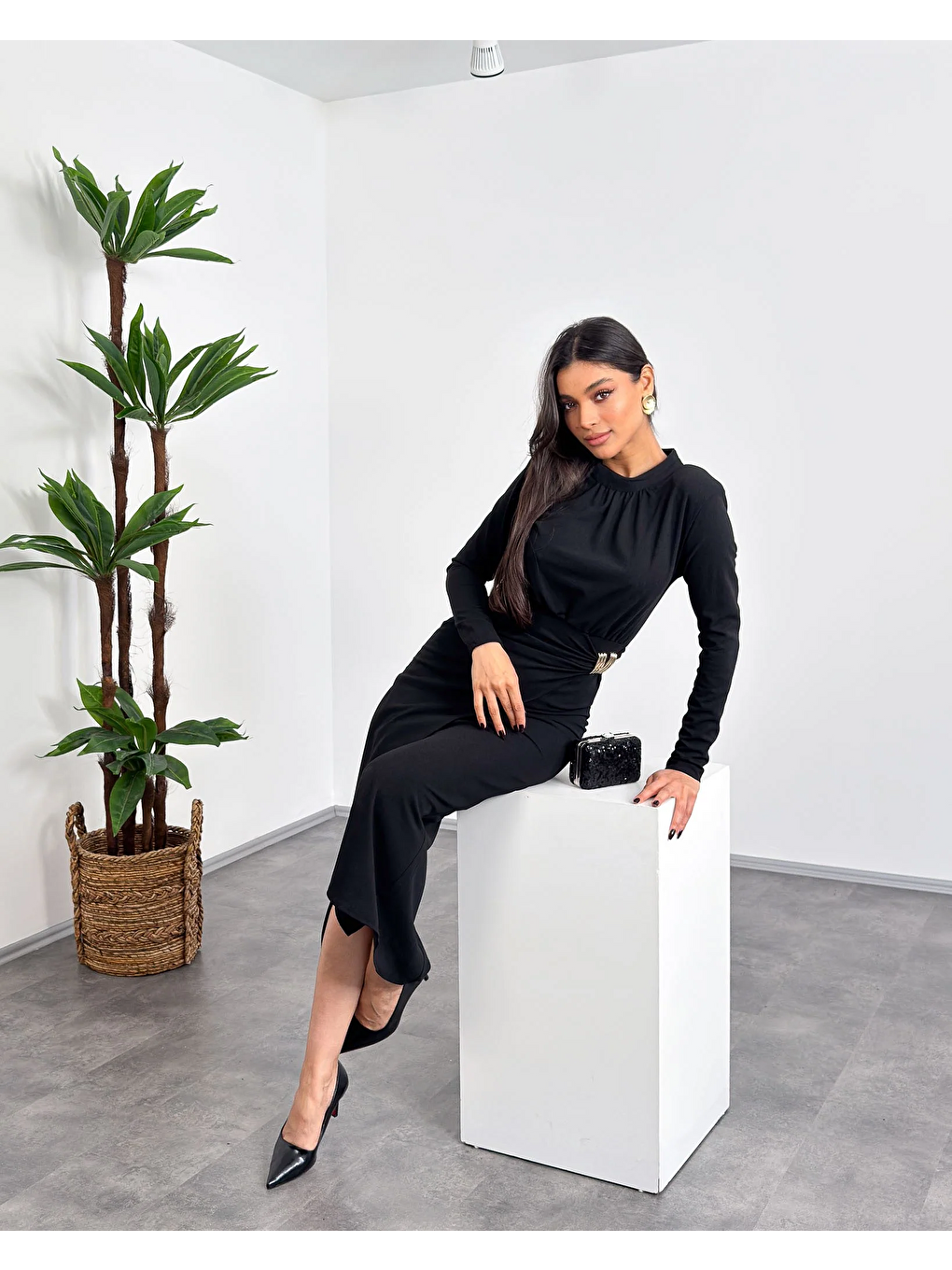 Siyah Hakim Yaka Drapeli Roba Detaylı Tokalı Broş Aksesuarlı Uzun Kollu Kadın Elbise