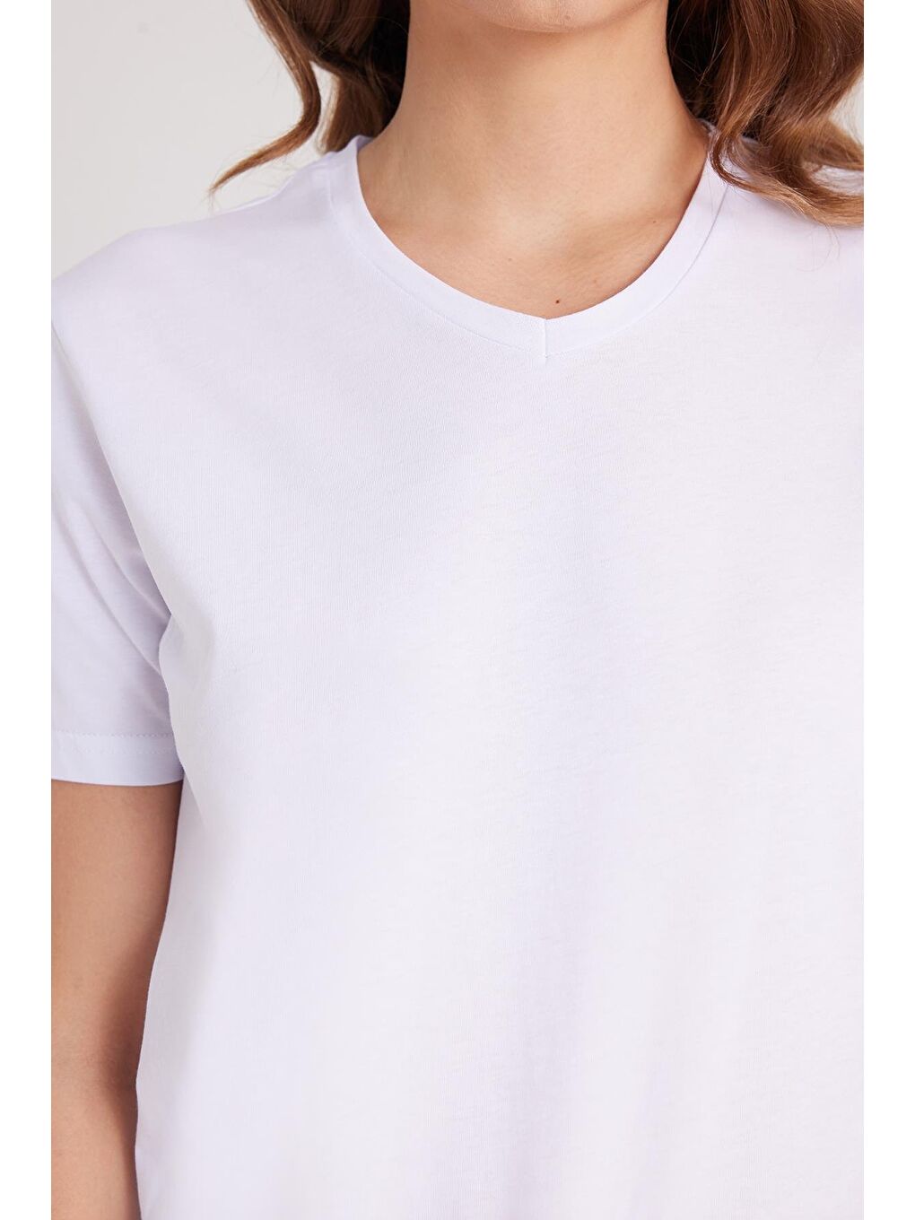 Kadın Slim Fit Dar Kesim %100 Pamuk Yumuşak Dokulu Beyaz V Yaka Tişört-2