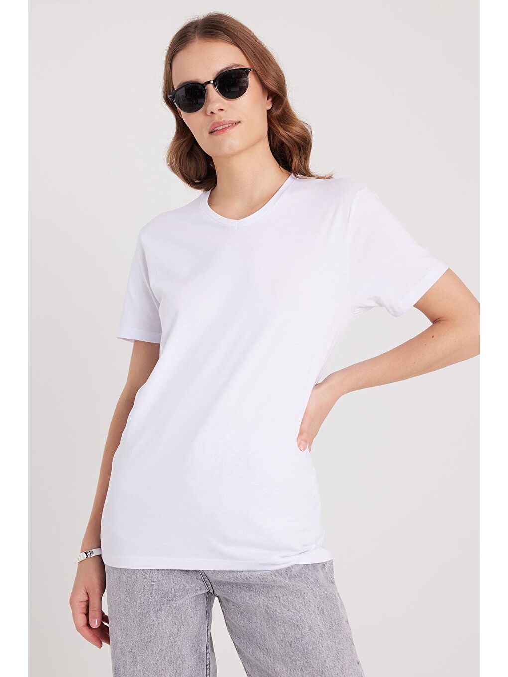 Kadın Slim Fit Dar Kesim %100 Pamuk Yumuşak Dokulu Beyaz V Yaka Tişört-3