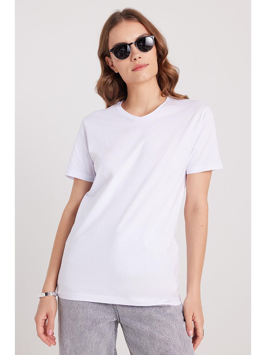 Kadın Slim Fit Dar Kesim %100 Pamuk Yumuşak Dokulu Beyaz V Yaka Tişört-4