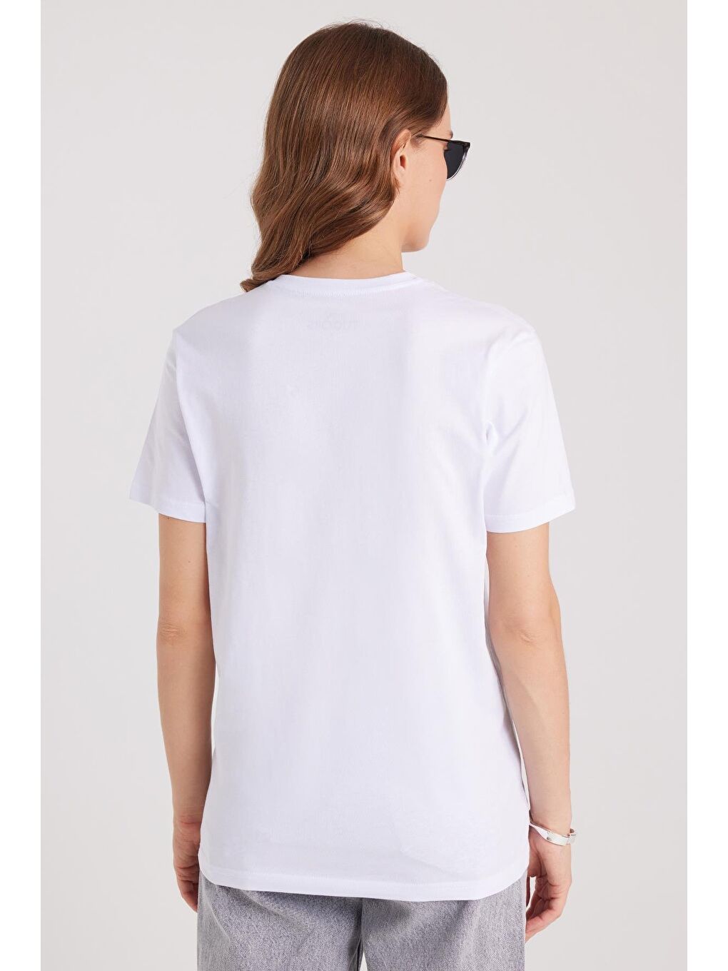 Kadın Slim Fit Dar Kesim %100 Pamuk Yumuşak Dokulu Beyaz V Yaka Tişört-6