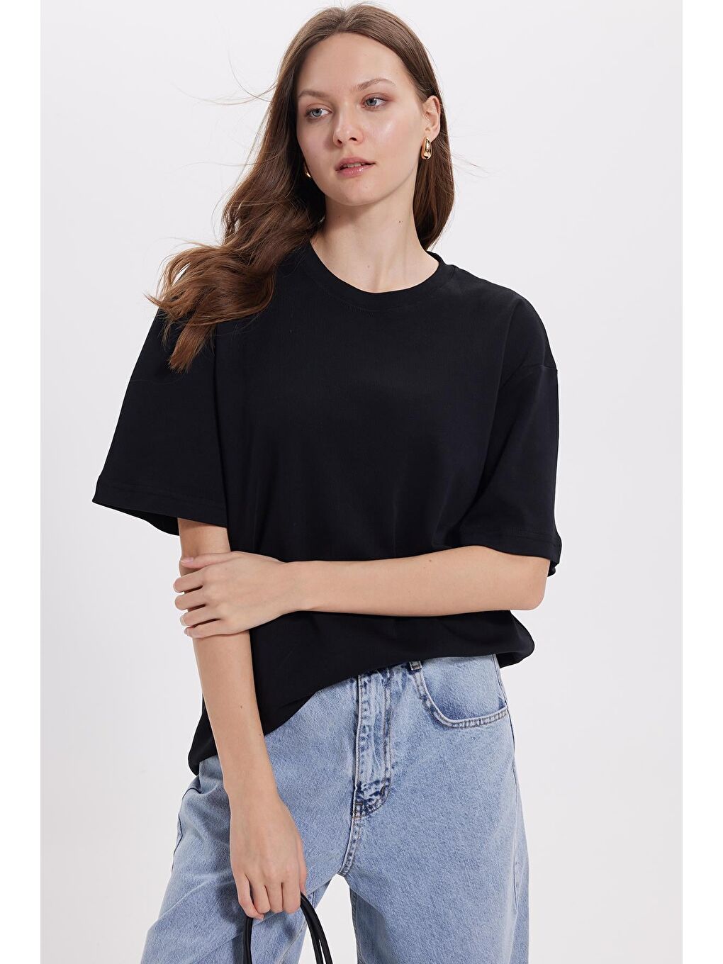 Kadın Oversize Geniş Kesim %100 Pamuk Yumuşak Dokulu Basic Bisiklet Yaka Siyah Tişört-1