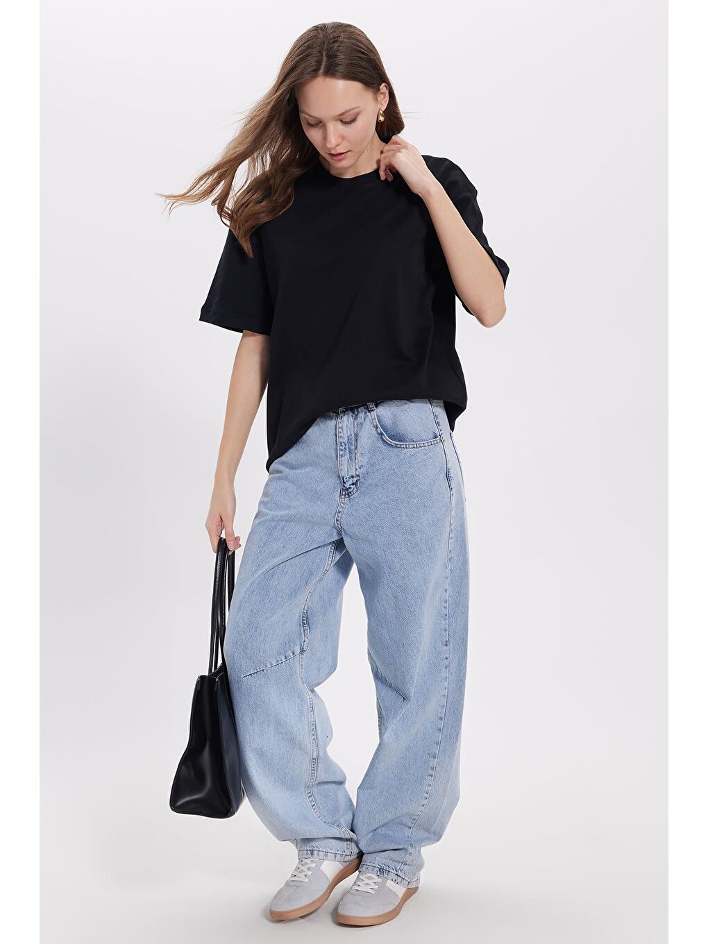 Kadın Oversize Geniş Kesim %100 Pamuk Yumuşak Dokulu Basic Bisiklet Yaka Siyah Tişört-2