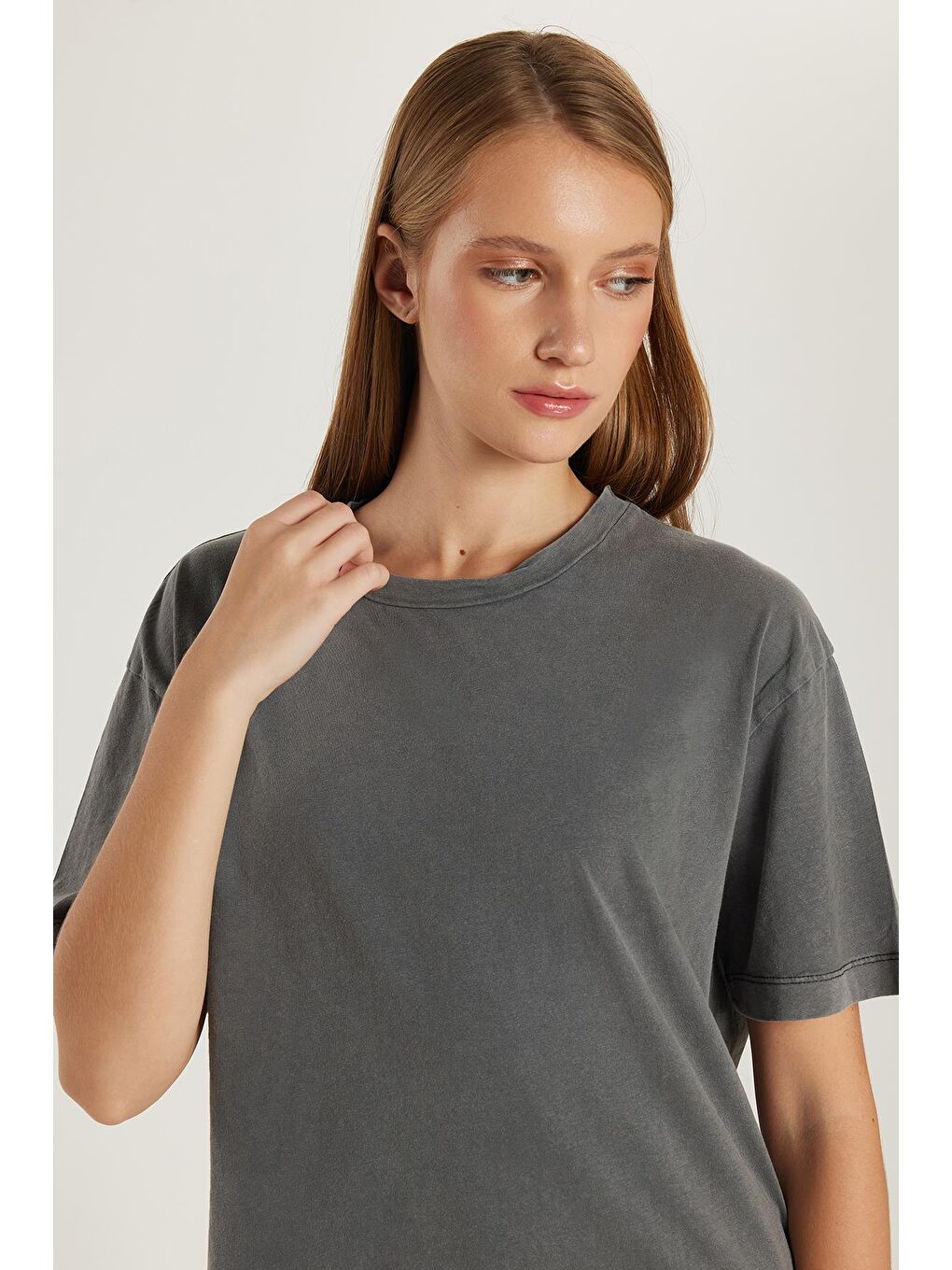 Kadın Relax Fit Rahat Kesim %100 Pamuk Bisiklet Yaka Antrasit Tişört