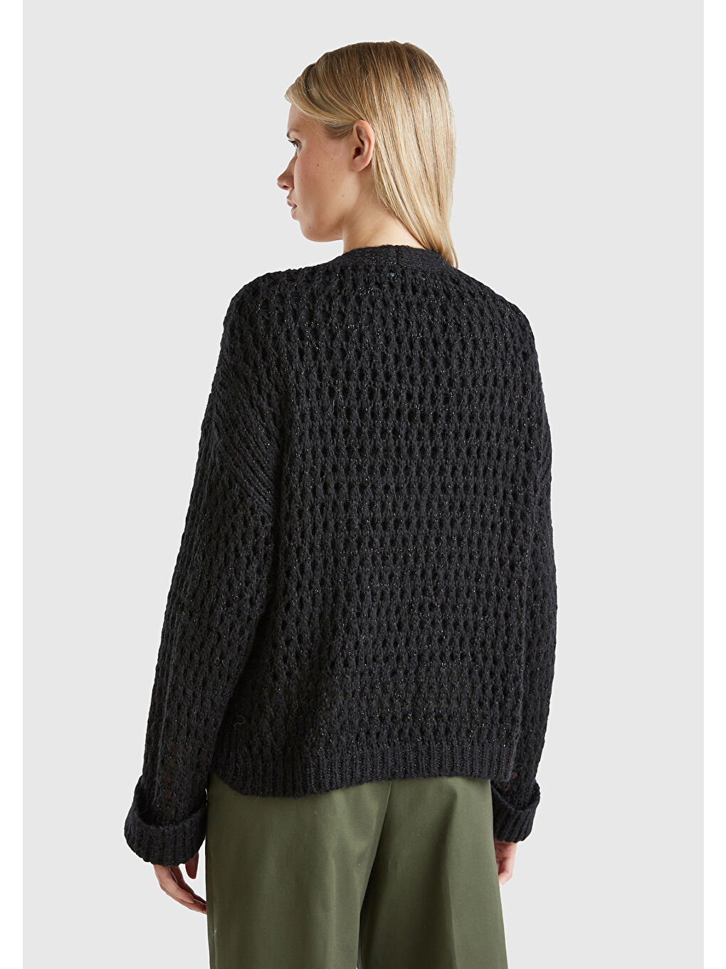 Kadın Siyah Viskoz Karışımlı Delik Detaylı Düşük Omuz Geniş V Yaka Hırka-1