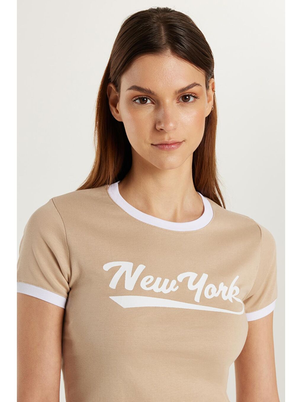 Kadın Slim Fit Dar Kesim %100 Pamuk Bisiklet Yaka Baskılı Bej Tişört
