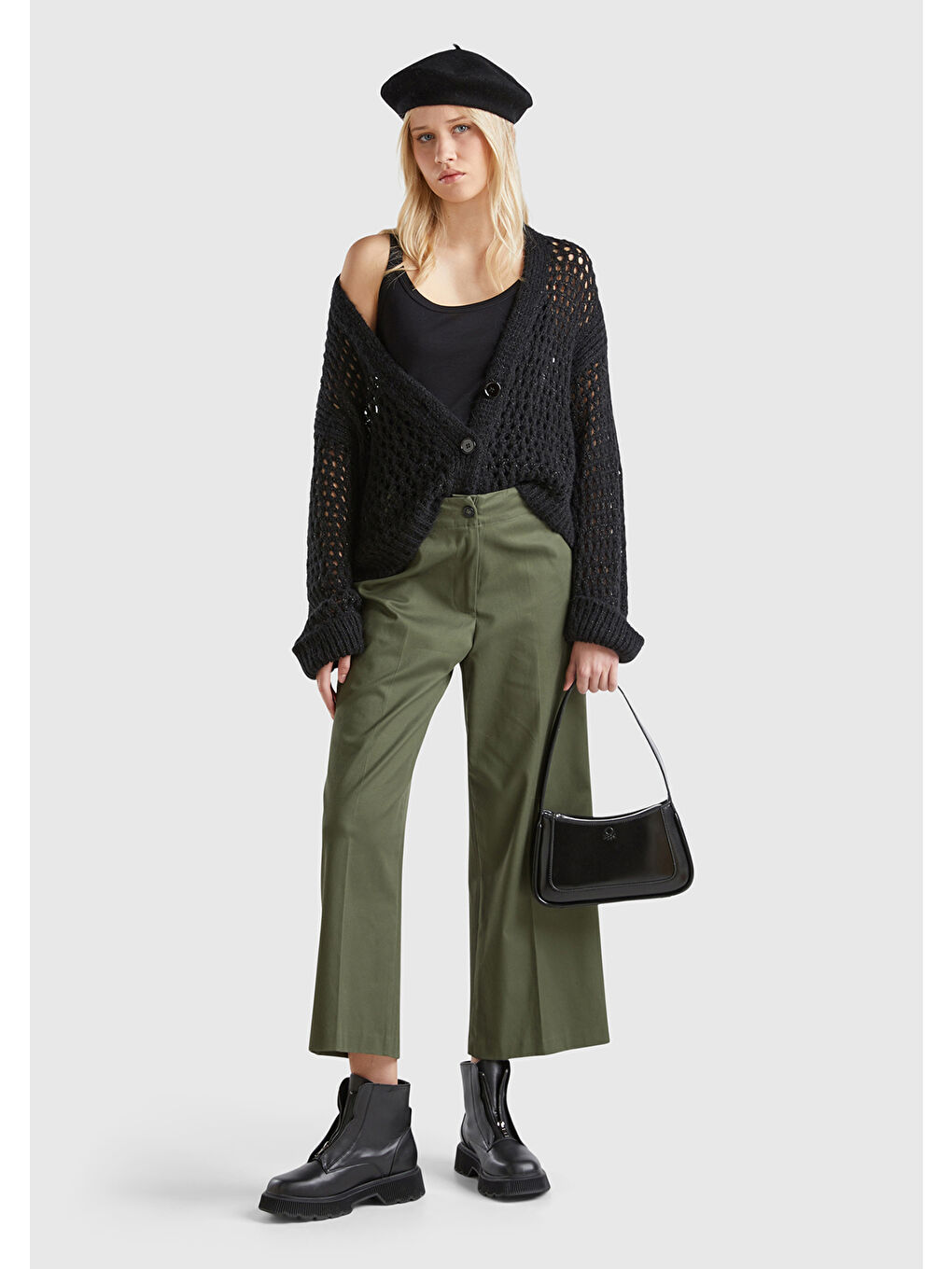 Kadın Siyah Viskoz Karışımlı Delik Detaylı Düşük Omuz Geniş V Yaka Hırka-2