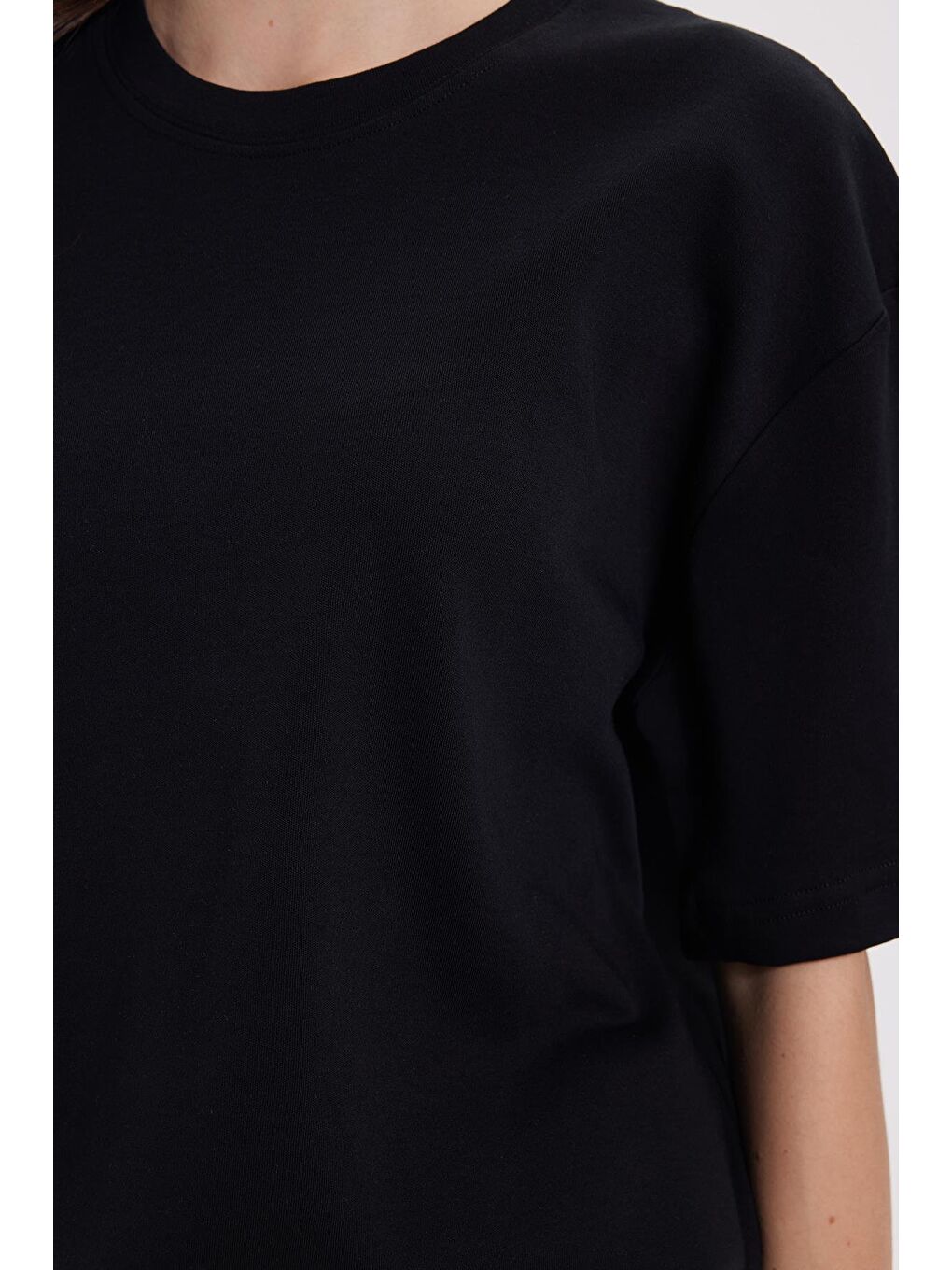 Kadın Oversize Geniş Kesim %100 Pamuk Yumuşak Dokulu Basic Bisiklet Yaka Siyah Tişört-3