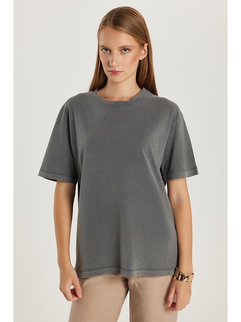 Kadın Relax Fit Rahat Kesim %100 Pamuk Bisiklet Yaka Antrasit Tişört-1