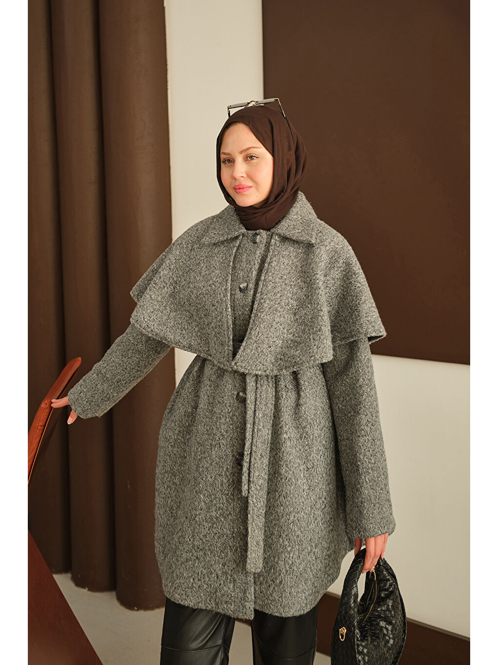 Kadın Omuz Pelerinli Pelüş Kaşe Kaban Gri