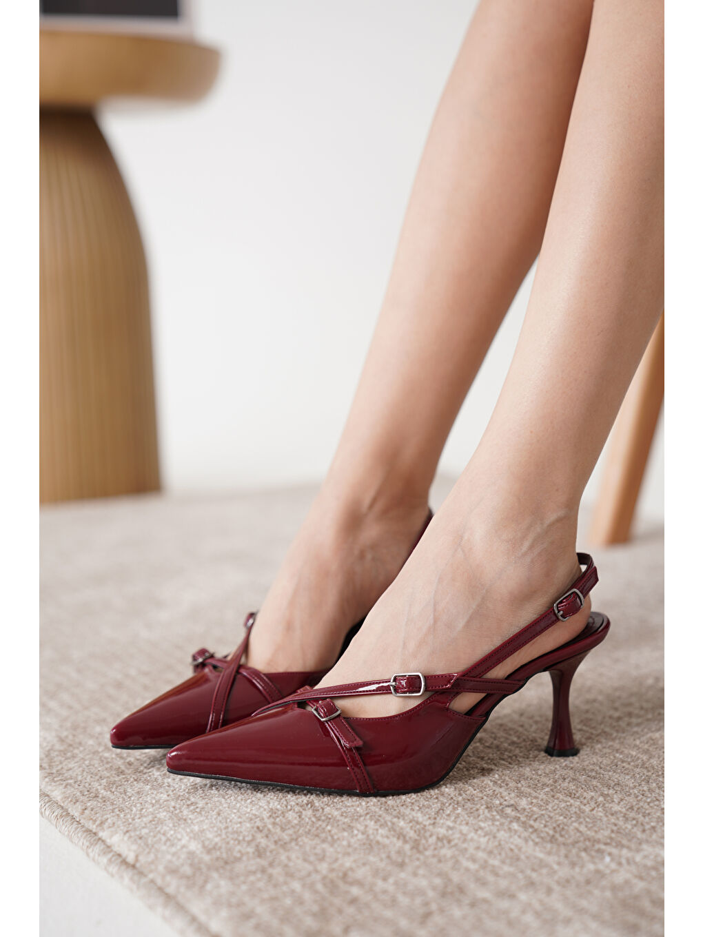 Bordo D1132 Kadın Sivri Burun Tokalı Arkası Açık Topuklu Ayakkabı