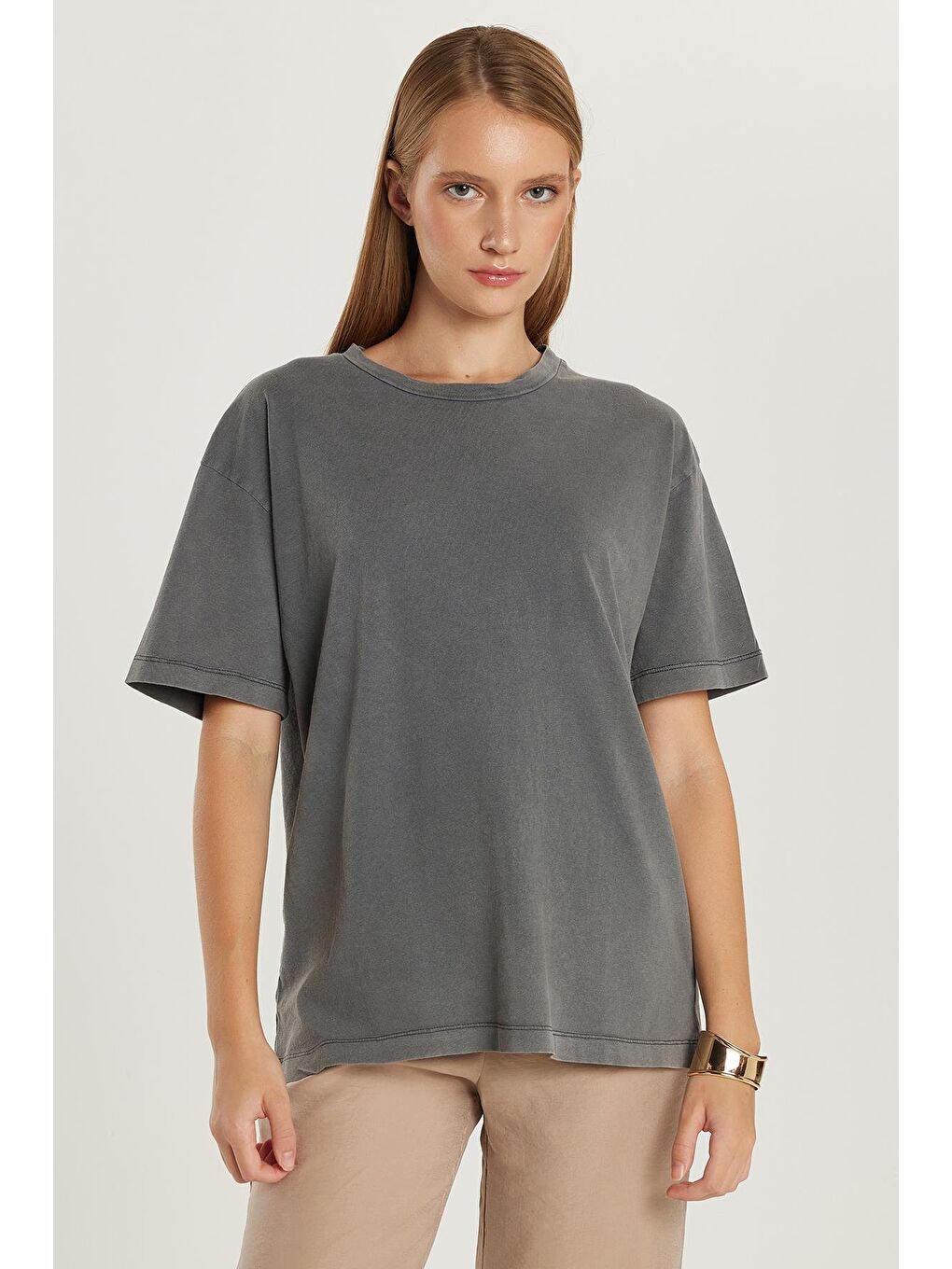 Kadın Relax Fit Rahat Kesim %100 Pamuk Bisiklet Yaka Antrasit Tişört-3