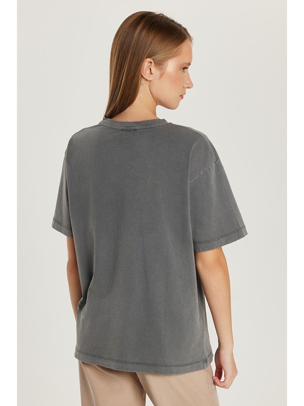 Kadın Relax Fit Rahat Kesim %100 Pamuk Bisiklet Yaka Antrasit Tişört-4