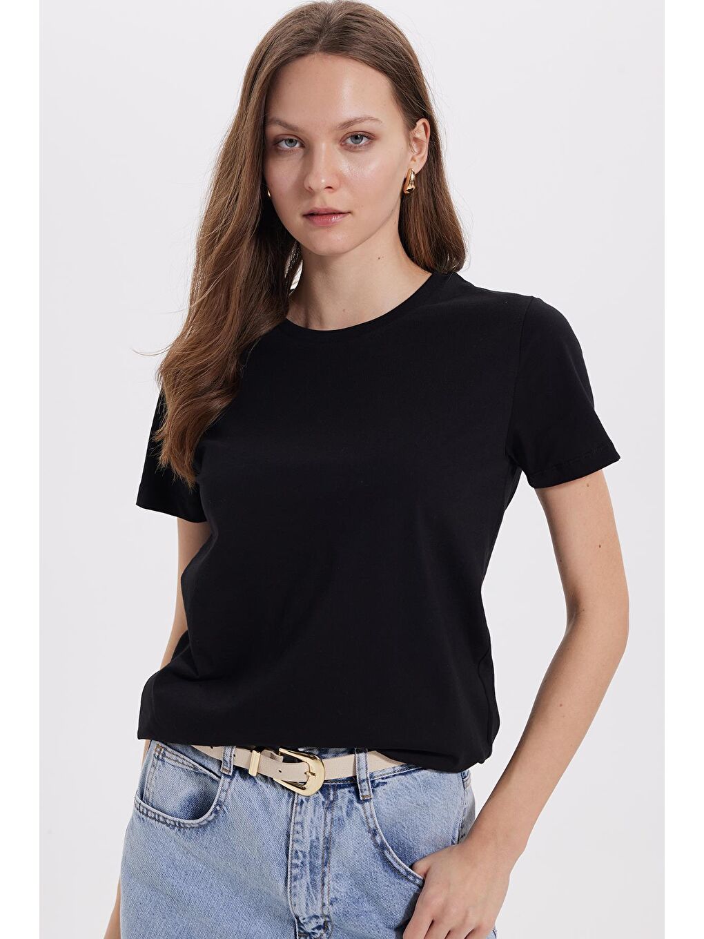 Kadın Relax Fit Rahat Kesim Kısa Kollu Bisiklet Yaka Siyah Tişört-1