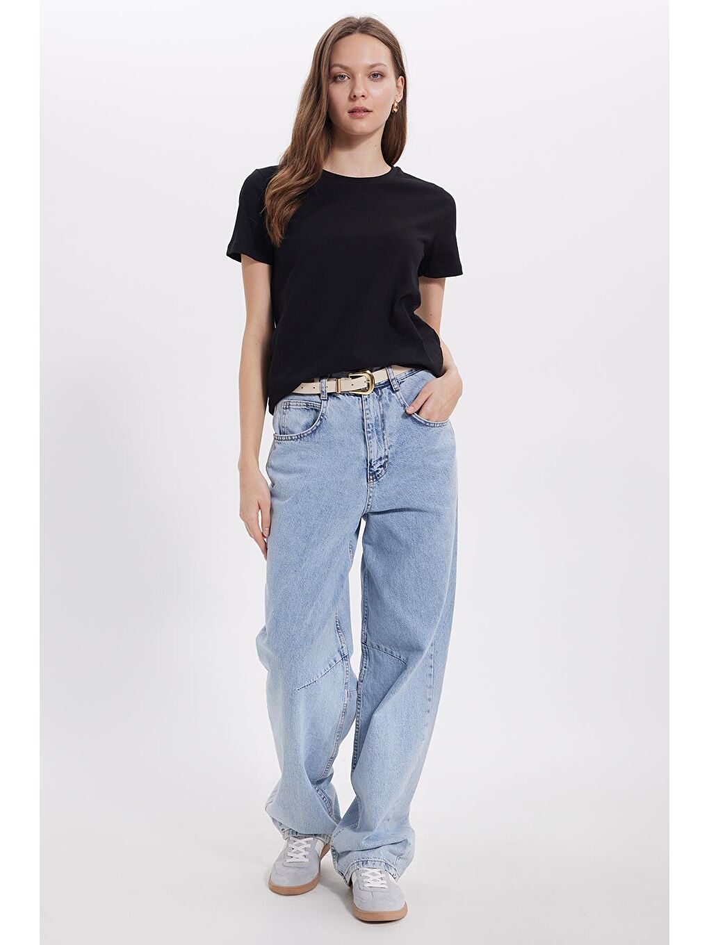 Kadın Relax Fit Rahat Kesim Kısa Kollu Bisiklet Yaka Siyah Tişört-2