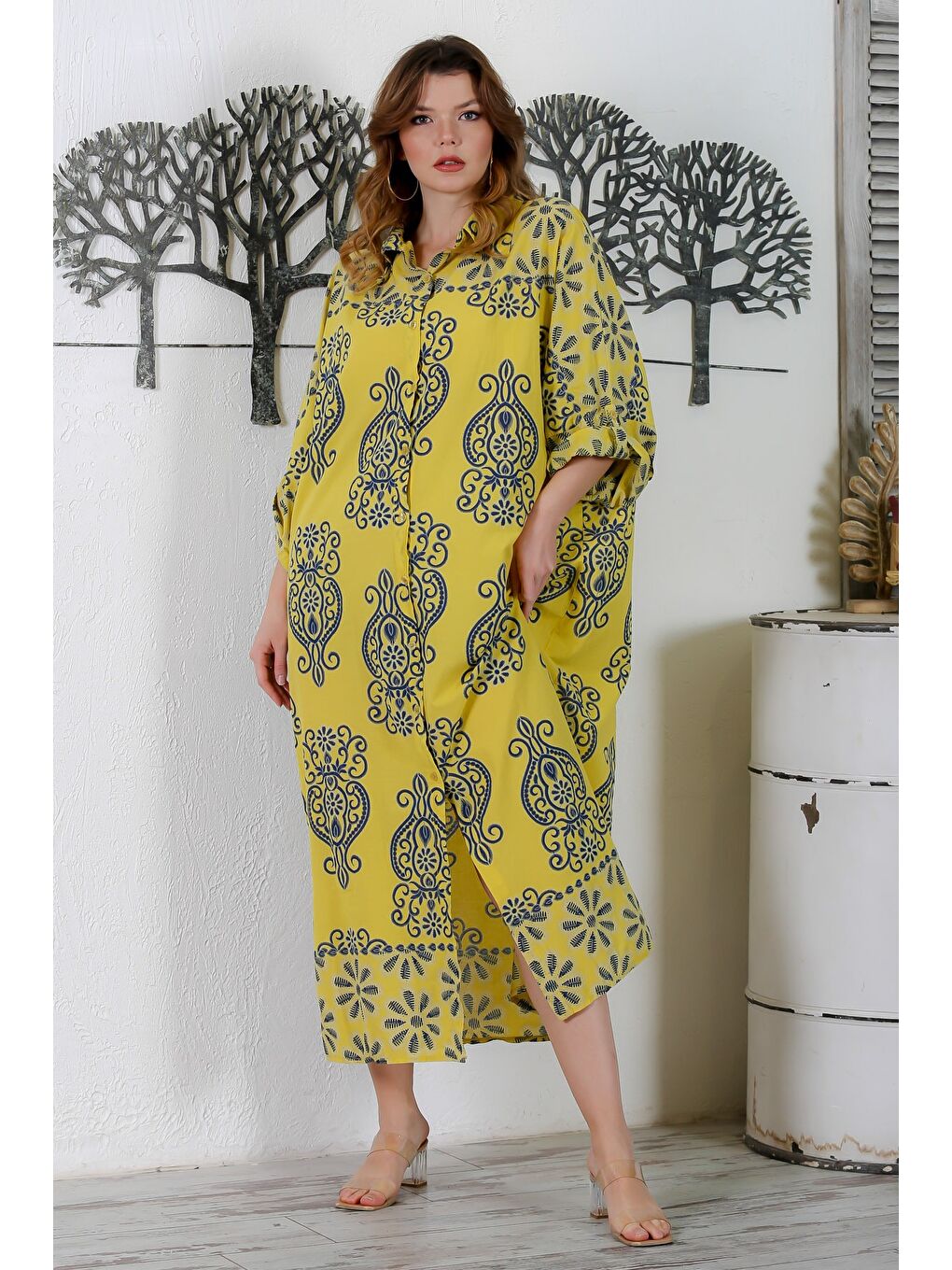 İtalyan Sarı Gömlek Yaka Düğmeli 3/4 Kol Yırtmaçlı Allover Baskılı Oversize Dokuma Elbise 130 72