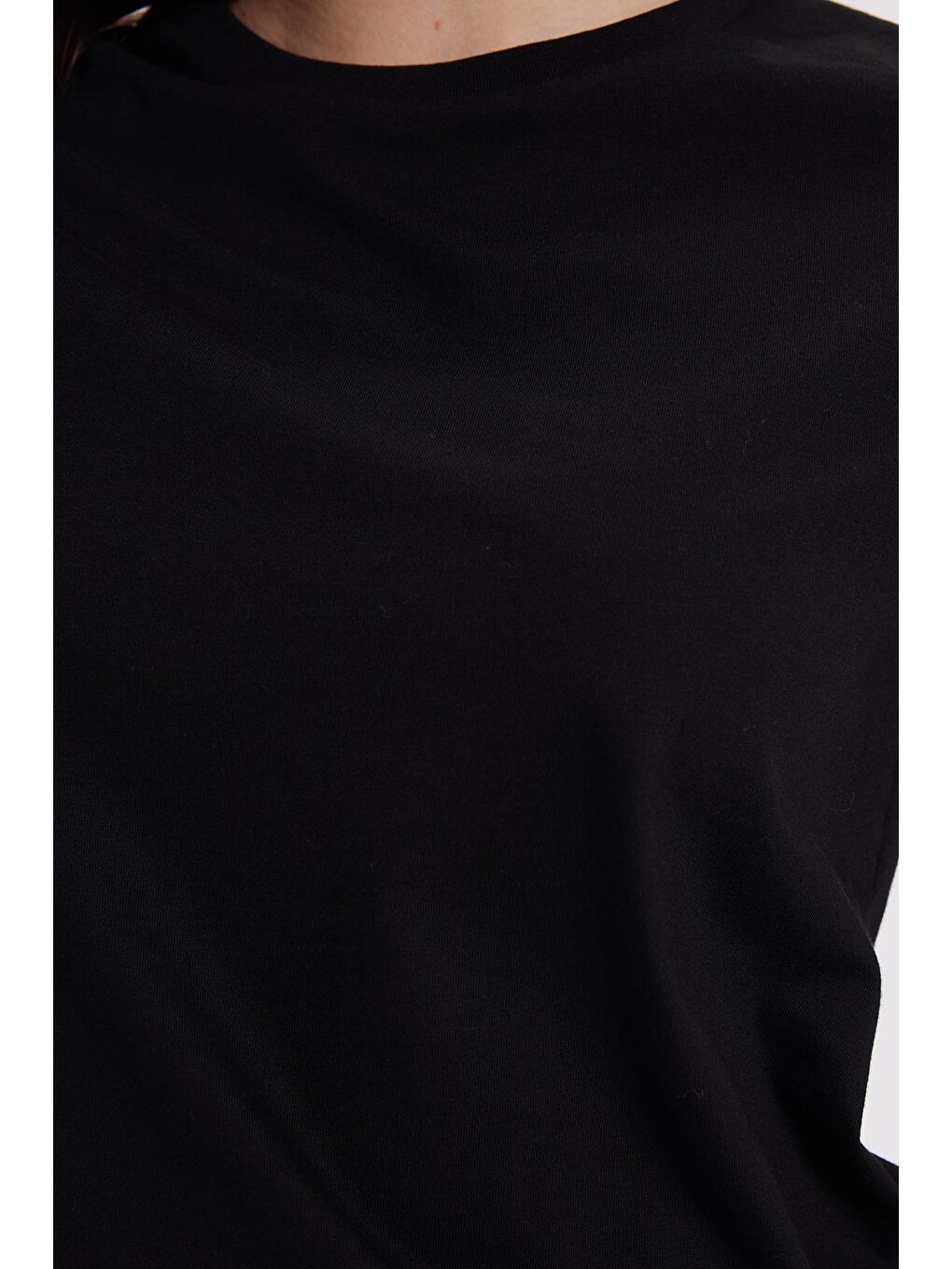 Kadın Relax Fit Rahat Kesim Kısa Kollu Bisiklet Yaka Siyah Tişört-3