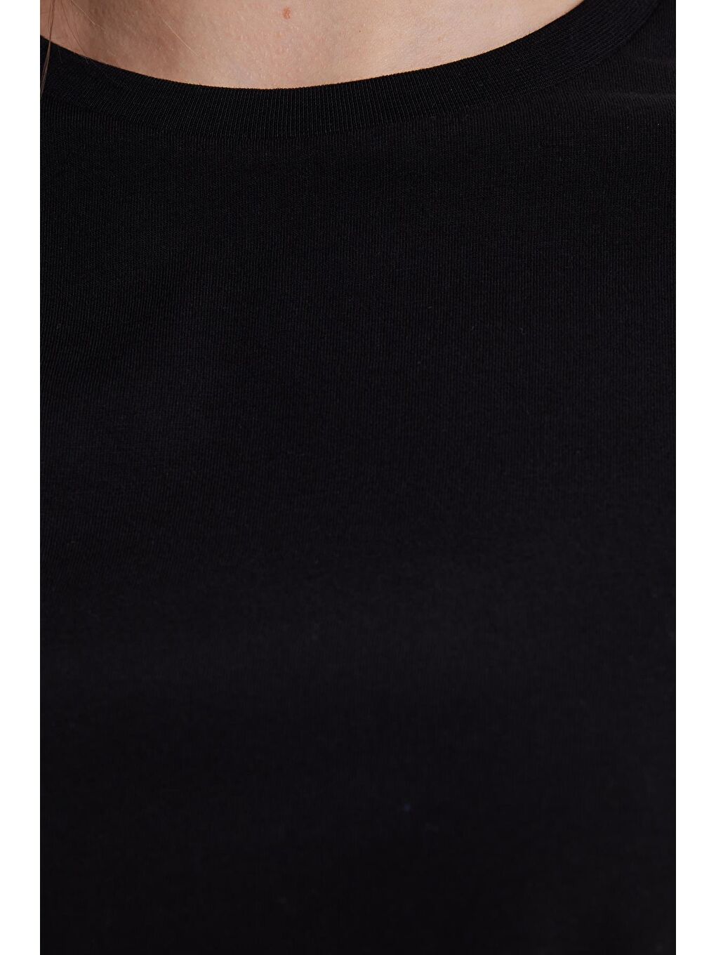 Kadın Relax Fit Rahat Kesim Kısa Kollu Bisiklet Yaka Siyah Tişört-4