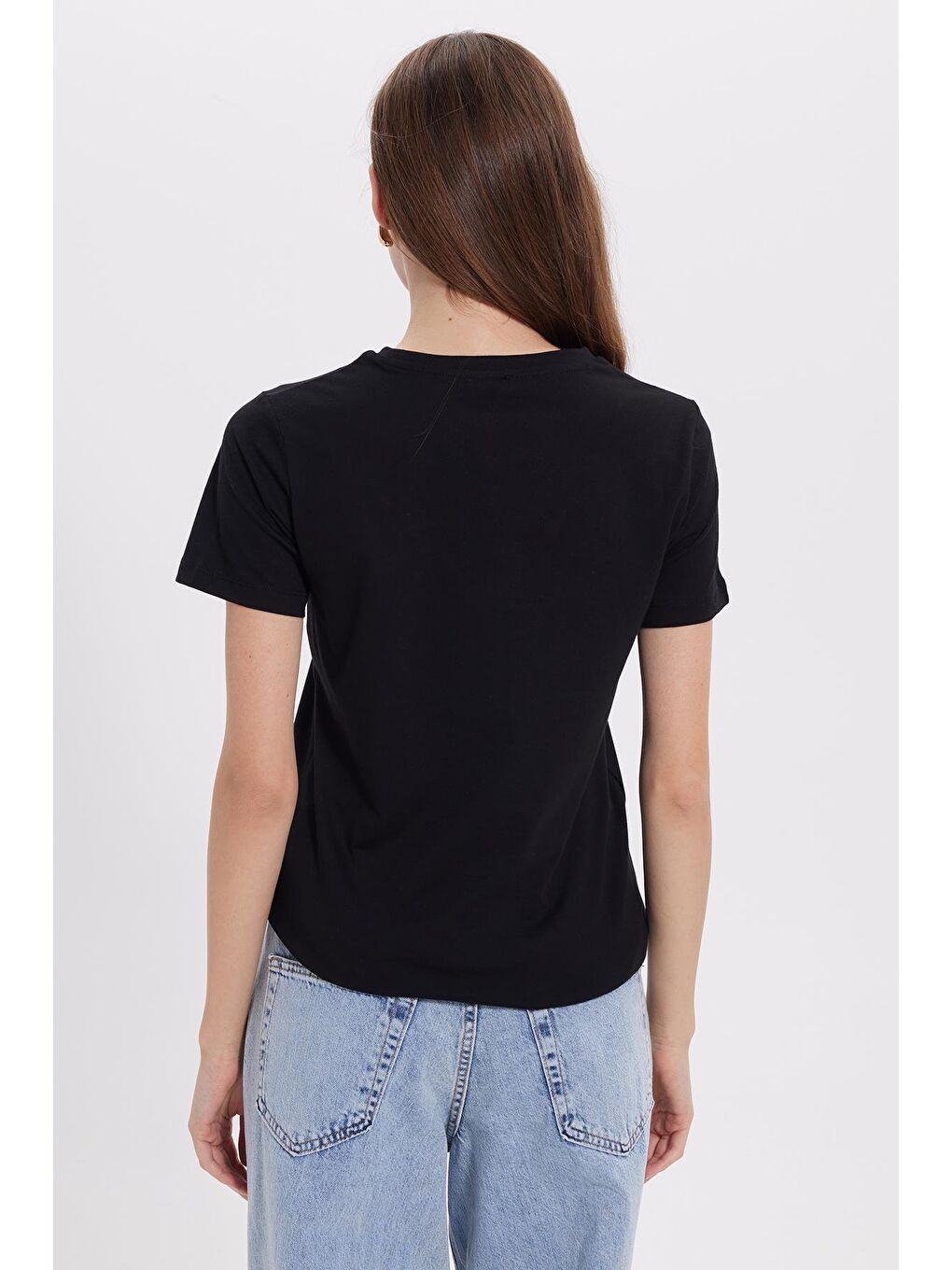 Kadın Relax Fit Rahat Kesim Kısa Kollu Bisiklet Yaka Siyah Tişört-5