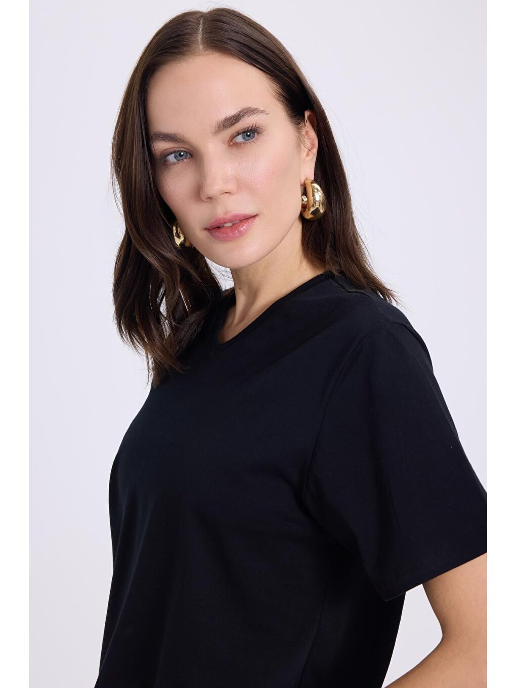 Kadın Slim Fit Dar Kesim Pamuklu Yumuşak Dokulu Elastanlı Esnek Kumaş Düz Basic Siyah V Yaka Tişört-1