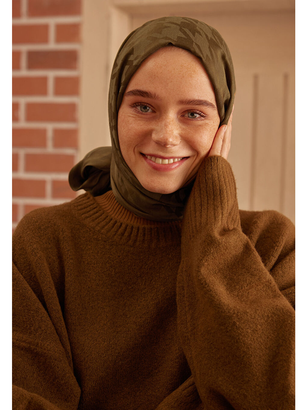 Kahverengi Kazayağı Jakarlı Şal Toprak