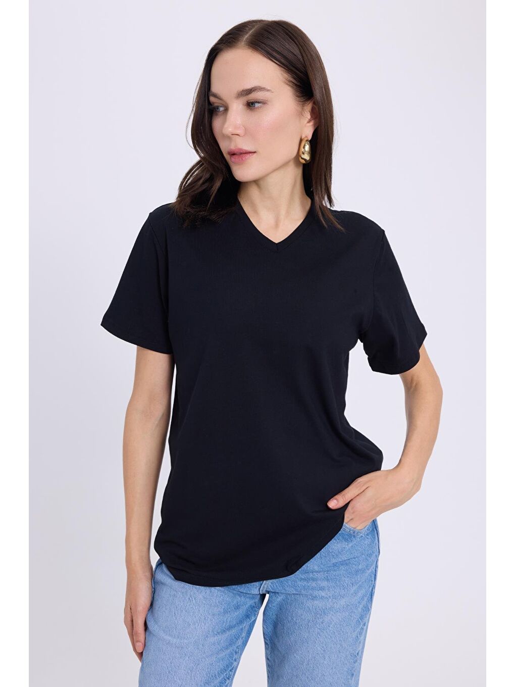 Kadın Slim Fit Dar Kesim Pamuklu Yumuşak Dokulu Elastanlı Esnek Kumaş Düz Basic Siyah V Yaka Tişört-5