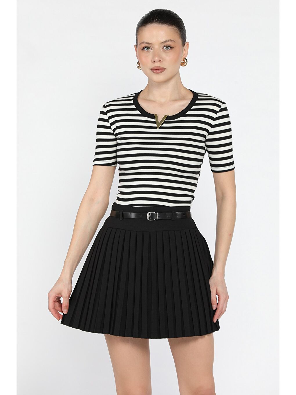 Siyah Kadın Bel Kemer Detaylı Pileli Şortlu Mini Etek