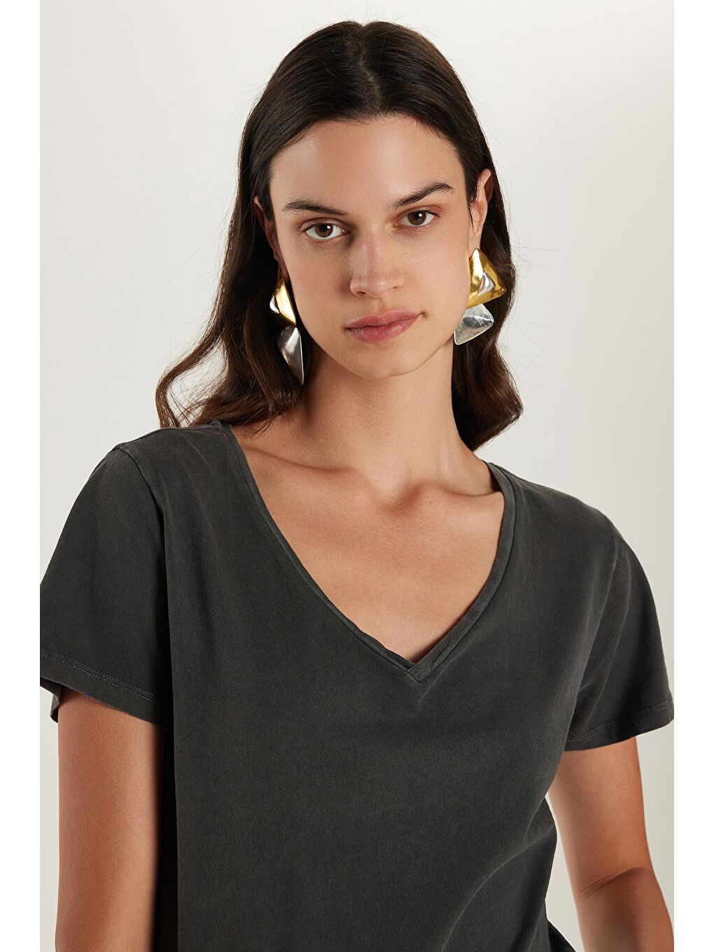 Kadın Standart Fit %100 Pamuk Kısa Kollu V Yaka Antrasit Tişört-1