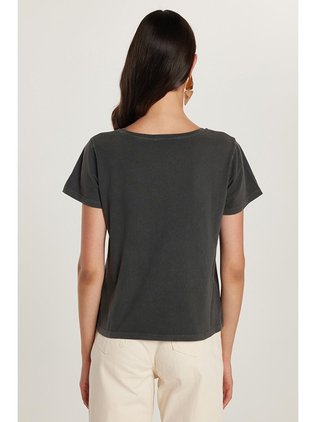 Kadın Standart Fit %100 Pamuk Kısa Kollu V Yaka Antrasit Tişört-4