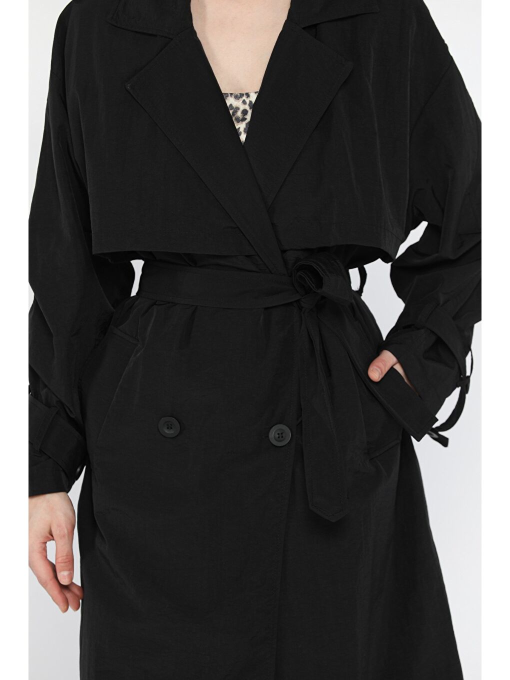 Siyah Bel Kuşaklı Yırtmaçlı Kadın Trençkot-3