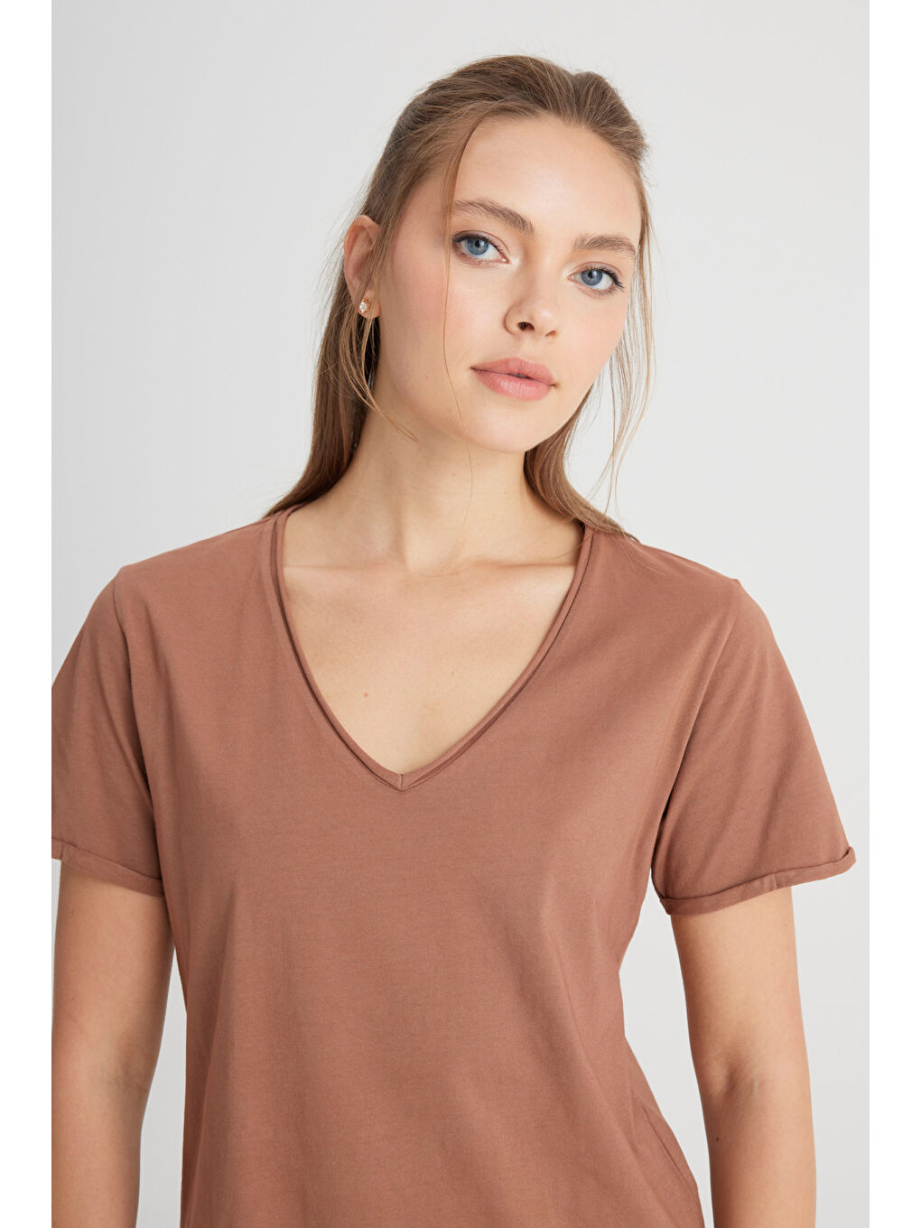 Regular Fit Normal Kesim V Yaka %100 Pamuk Açık Kahverengi Tişört-1
