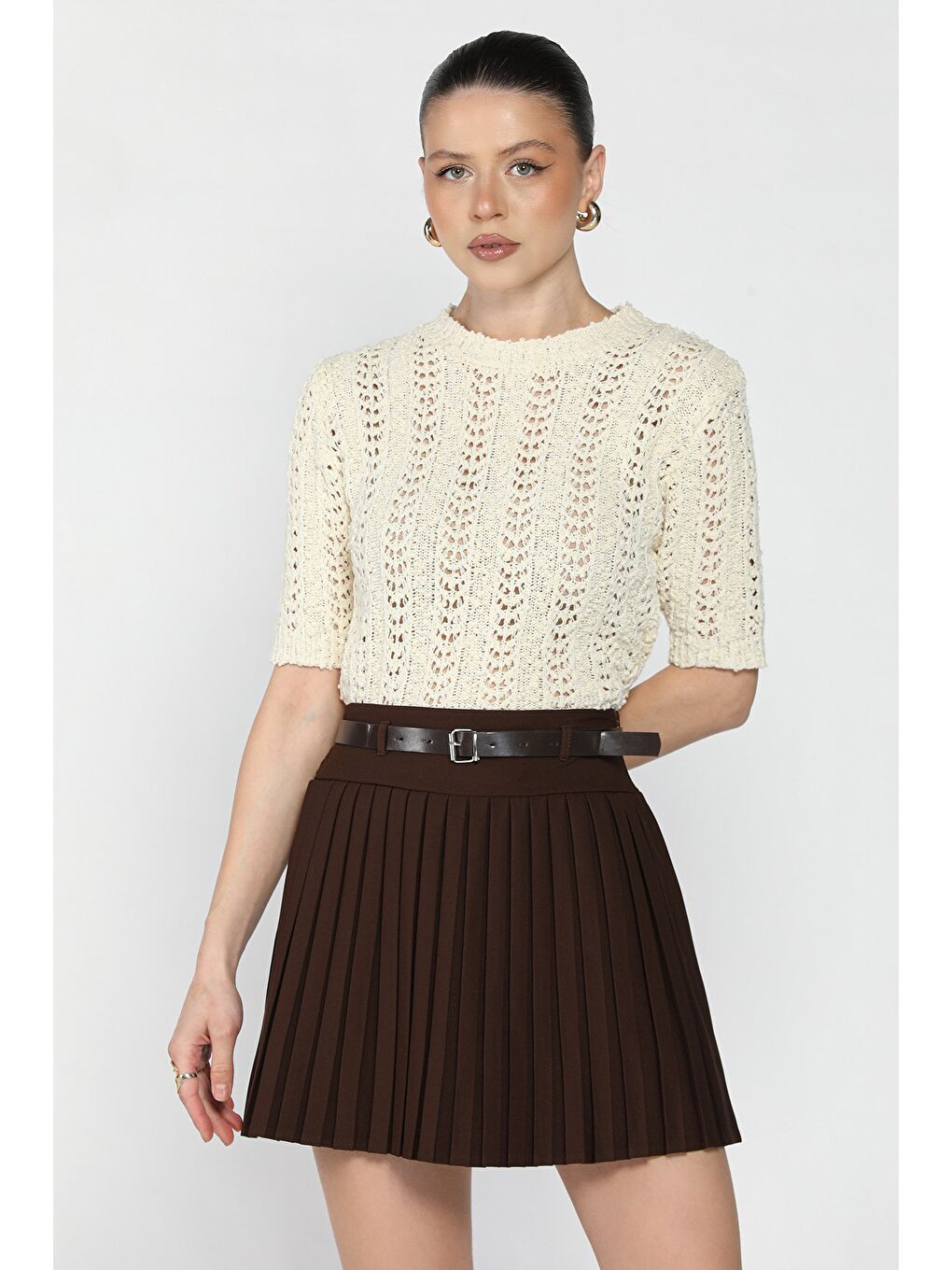 Kahverengi Kadın Bel Kemer Detaylı Pileli Şortlu Mini Etek