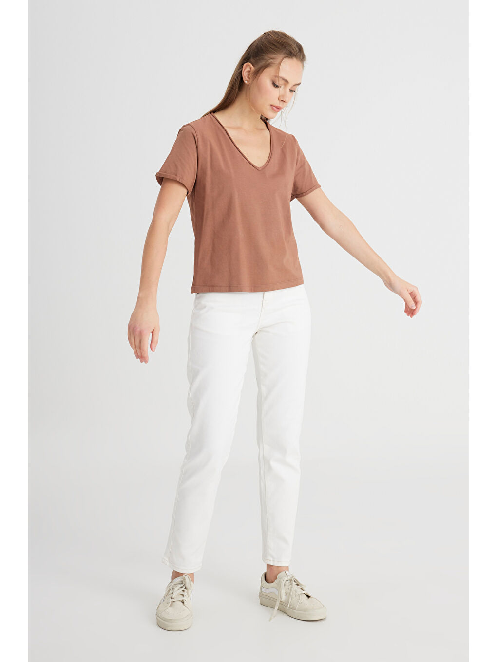 Regular Fit Normal Kesim V Yaka %100 Pamuk Açık Kahverengi Tişört-2