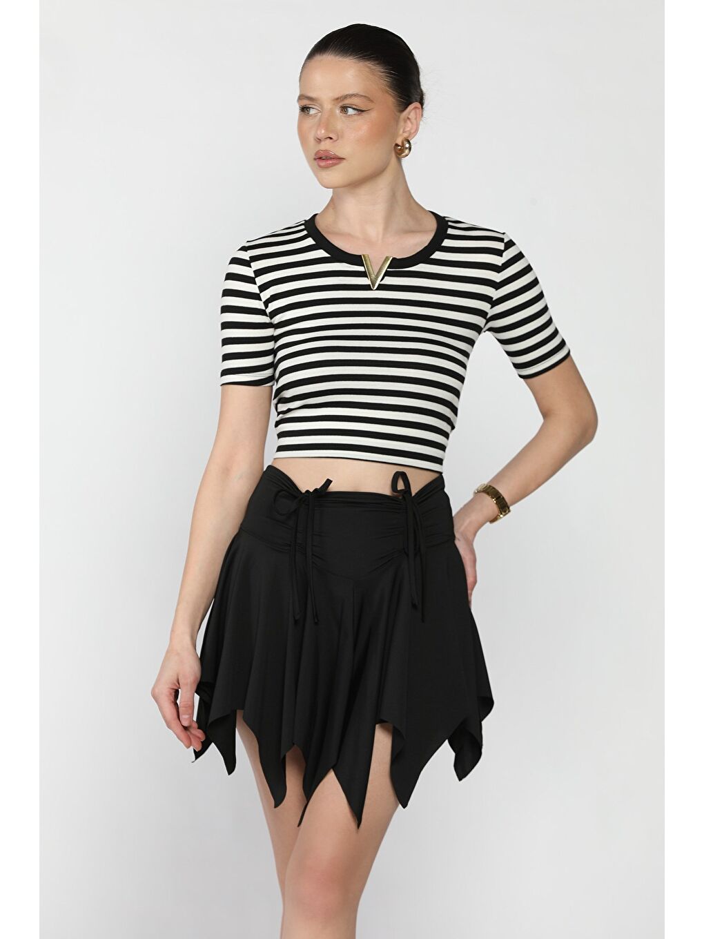 Siyah Kadın Asimetrik Kesim Bel Büzgü Detaylı Şortlu Mini Etek-1