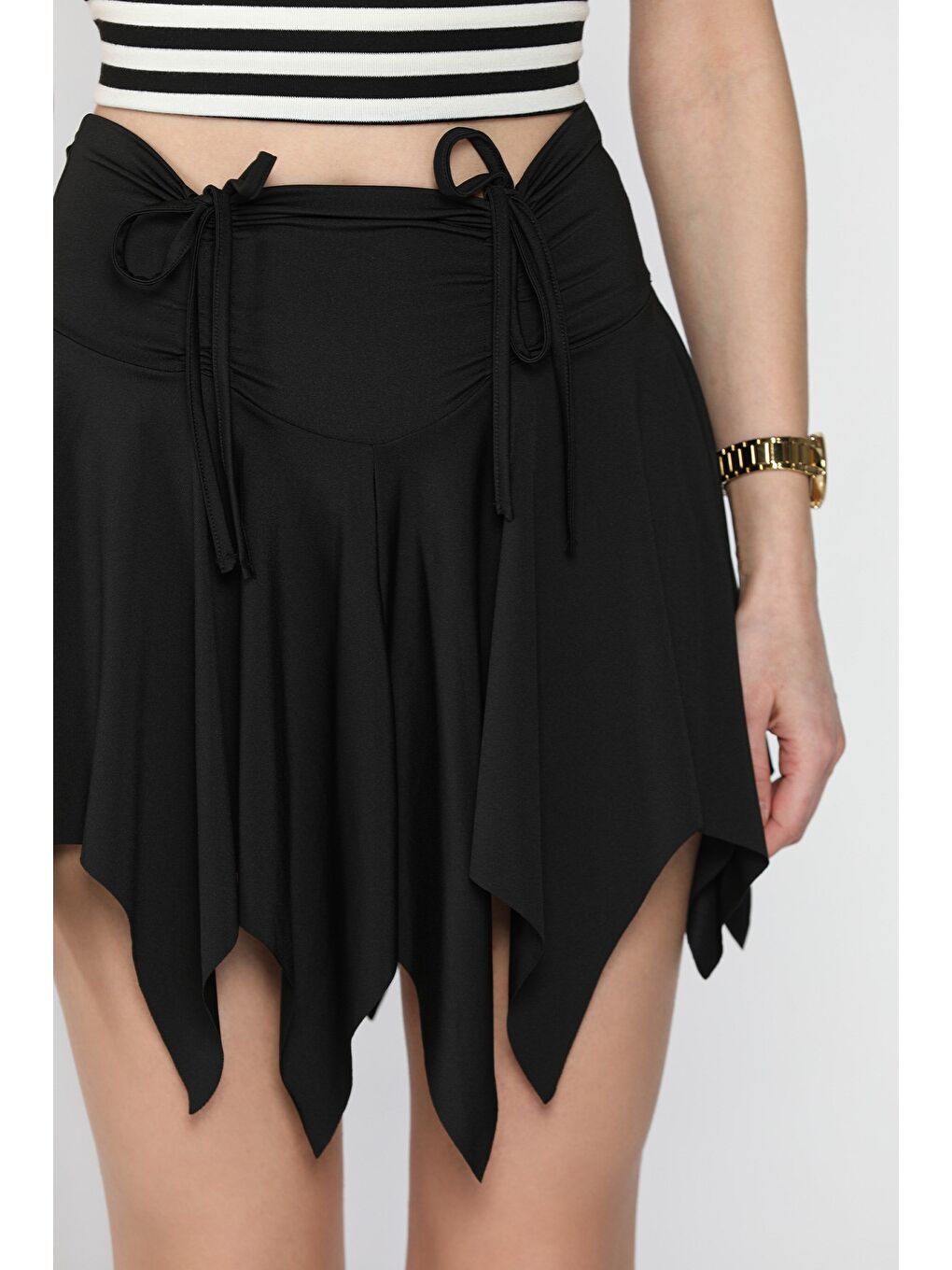 Siyah Kadın Asimetrik Kesim Bel Büzgü Detaylı Şortlu Mini Etek-2