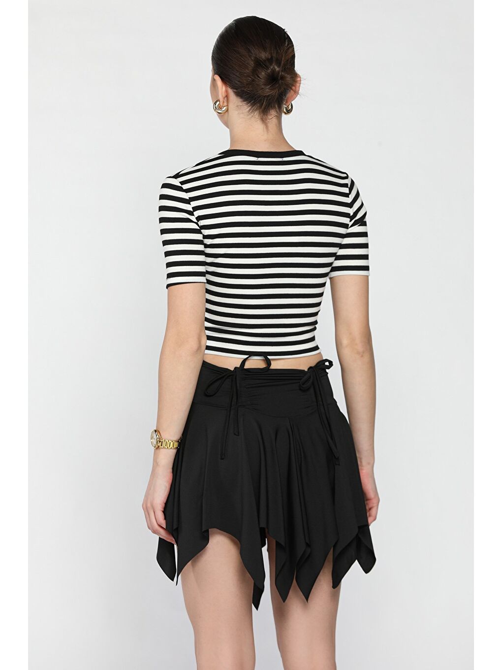 Siyah Kadın Asimetrik Kesim Bel Büzgü Detaylı Şortlu Mini Etek-3