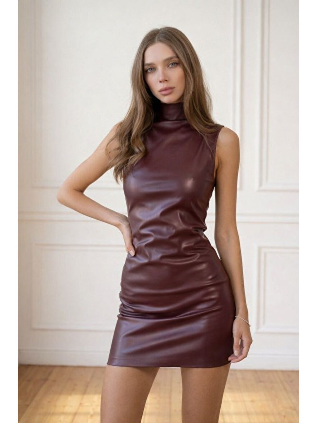 Bordo Kadın Kolsuz Balıkçı Yaka Kısa Deri Elbise