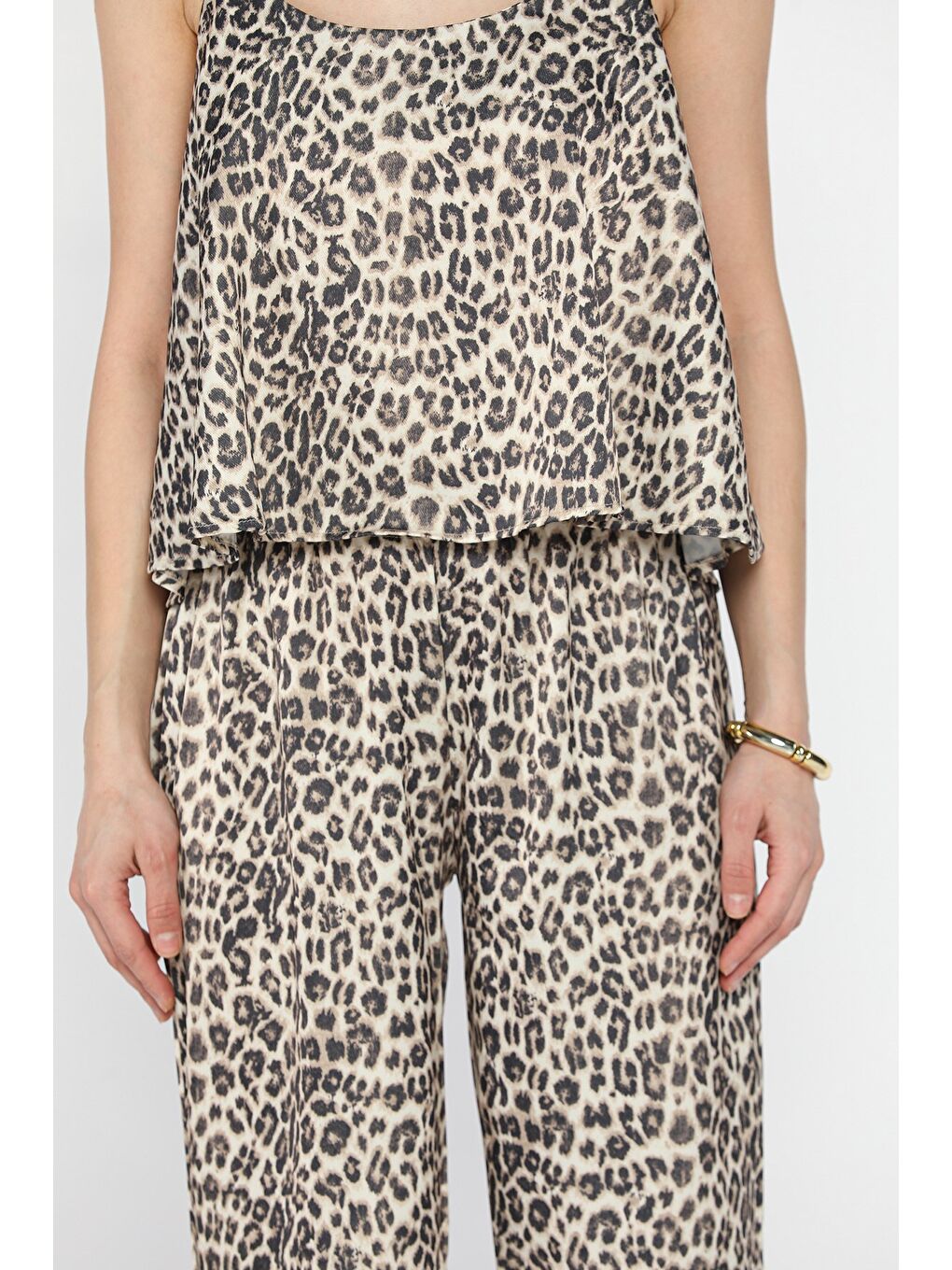 Kahverengi Leopar Desenli İp Askılı Saten Bluz Pantolon İkili Takım-3