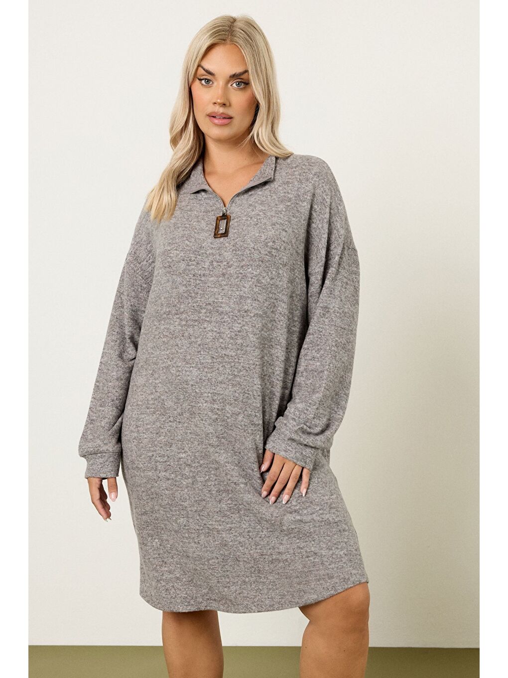 Gri Büyük Beden V Yaka Uzun Kollu Pelüş Kumaş Midi Elbise 304280-1