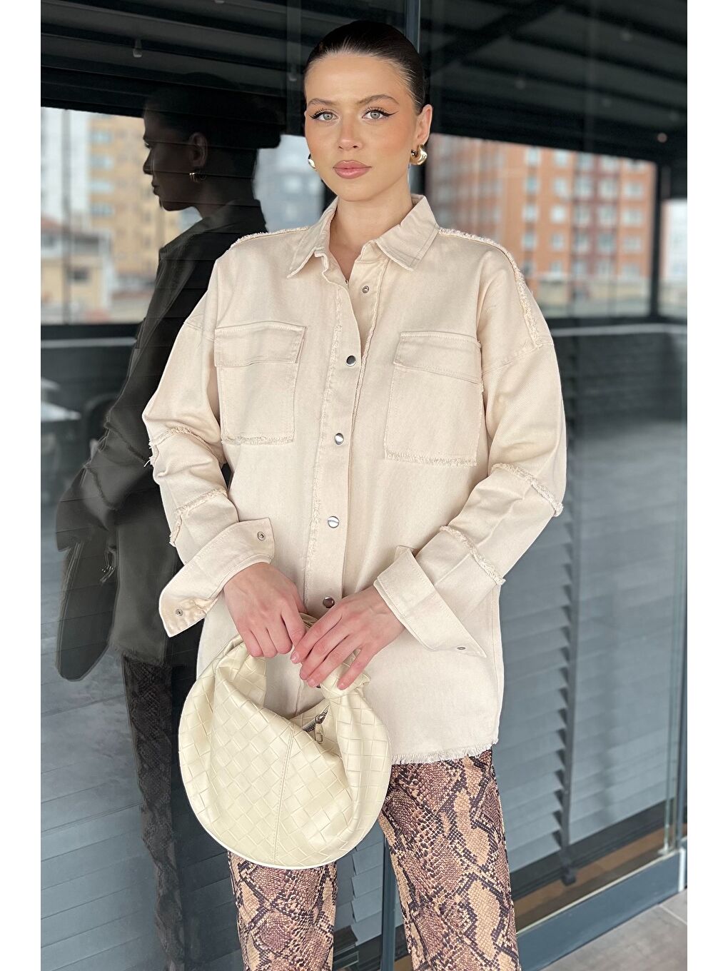 Bej Ön Çıtçıtlı Püskül Detaylı Kadın Gömlek-1