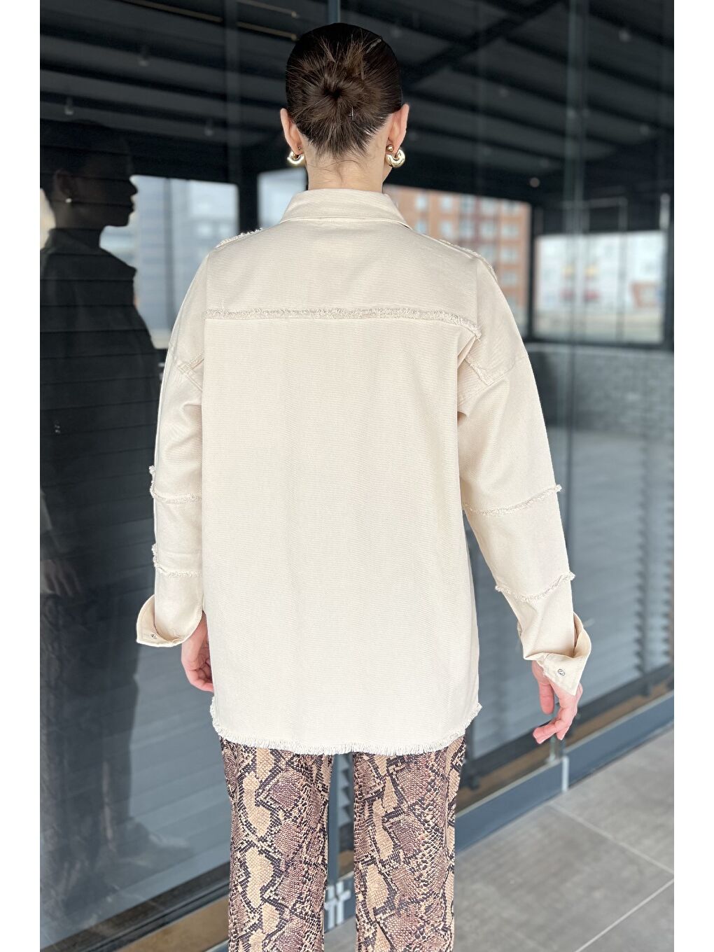 Bej Ön Çıtçıtlı Püskül Detaylı Kadın Gömlek-2