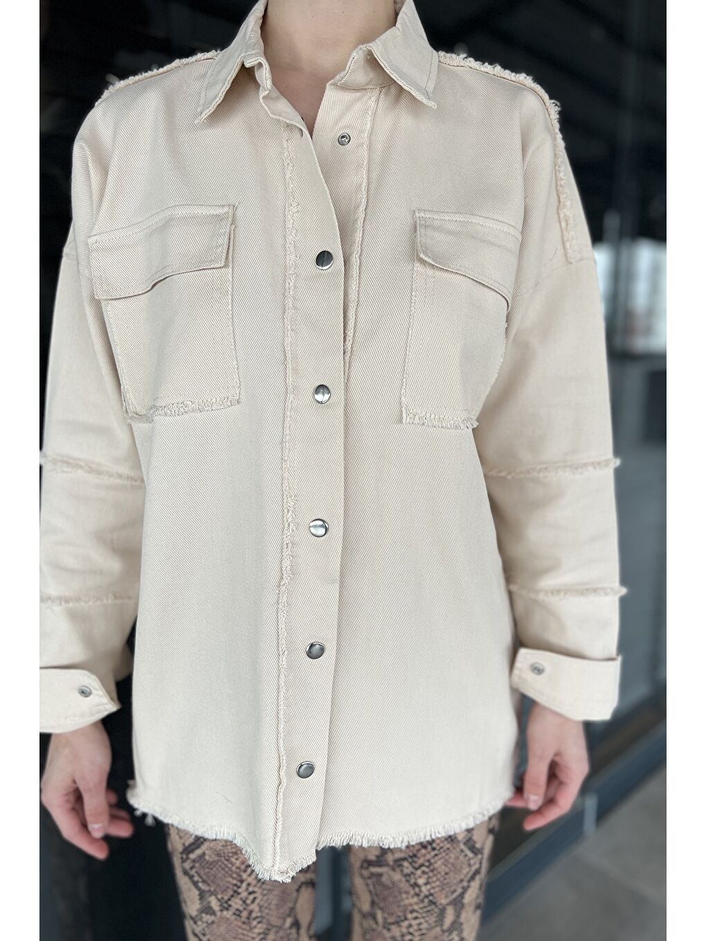 Bej Ön Çıtçıtlı Püskül Detaylı Kadın Gömlek-3