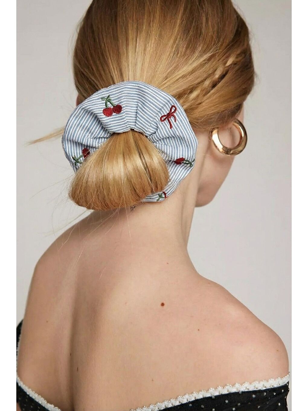 Kareli Kiraz Figürlü Mavi Lastik Toka