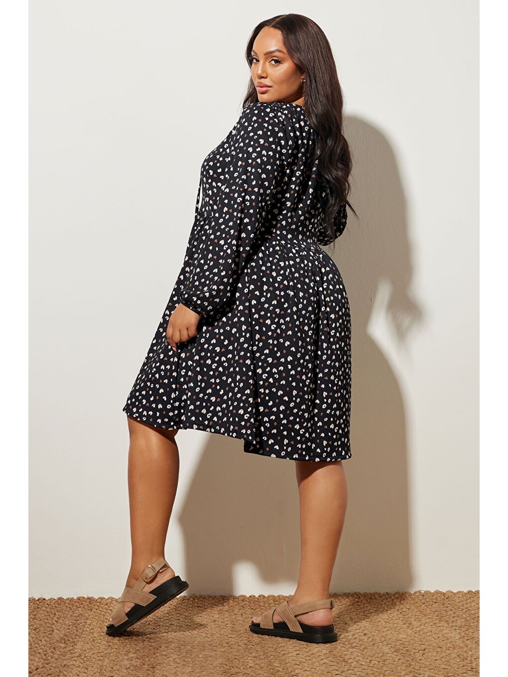 Siyah Büyük Beden V Yaka Uzun Kollu Bürümcük Kumaş Mini Elbise 303940-1